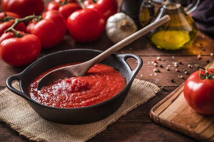 Receita de molho de tomate exige alguns cuidados para que fique com menos acidez e com sabores intensos. Foto: Getty Images.