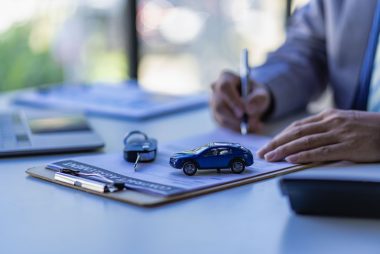 Bancos e financeiras podem oferecer descontos nos juros para quem deseja antecipar as parcelas do carro financiado. Foto: Getty Images.