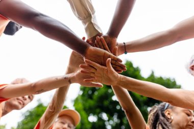 Resiliência comunitária é a capacidade que grupos sociais têm de se adaptar e transformar diante de adversidades. Foto: Getty Images.
