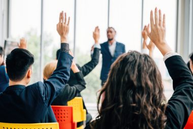 Indivíduos se omitem quando divergem da opinião da maioria devido ao medo do isolamento. Foto: Getty Images.