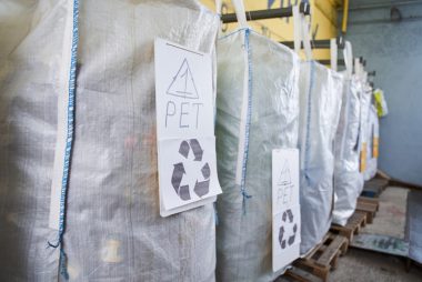 Embora o PET seja considerado mais seguro do que outros plásticos, ainda oferece risco de contaminação química. Foto: Getty Images.