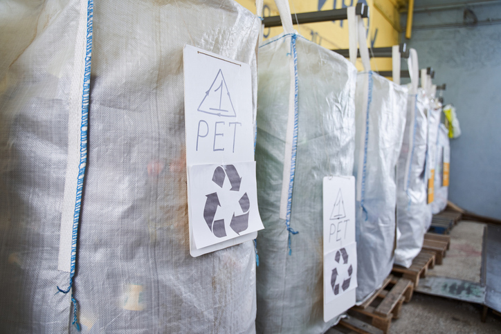 Embora o PET seja considerado mais seguro do que outros plásticos, ainda oferece risco de contaminação química. Foto: Getty Images.