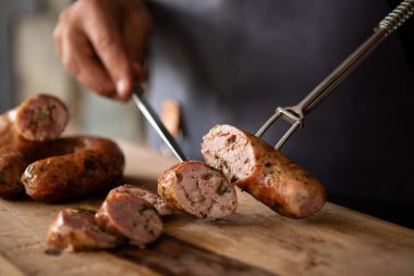 Para quem está começando, a versão mais simples da linguiça fresca já é um espetáculo de sabor. Foto: Getty Images.