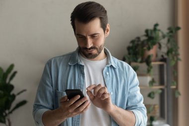 Quem trabalha com carteira assinada, domésticos, rurais ou contratados por Microempresas Individuais (MEIs) tem direito ao Programa Crédito do Trabalhador. Foto: Getty Images.
