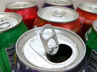 Os refrigerantes, embora pareçam inofensivos à primeira vista, podem contribuir para o aumento do efeito estufa. Foto: Getty Images.