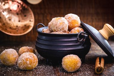 O bolinho de chuva é uma daquelas receitas que atravessam gerações. Foto: Getty Images.