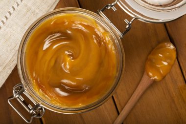 Que tal se arriscar na cozinha para fazer o doce de leite que é uma verdadeira paixão nacional? Foto: Getty Images.