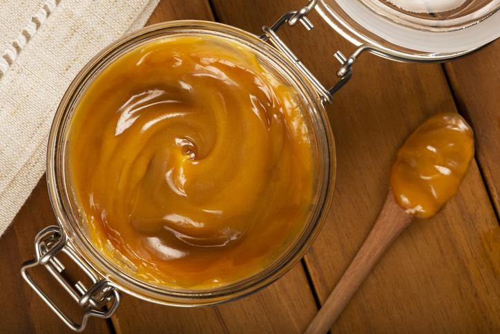 Que tal se arriscar na cozinha para fazer o doce de leite que é uma verdadeira paixão nacional? Foto: Getty Images.