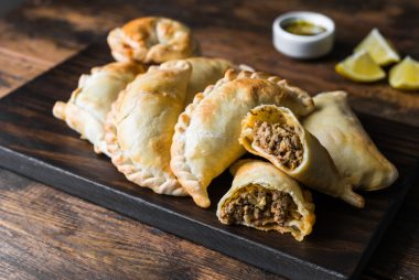 Um bom pastel de forno é um lanche perfeito ou até mesmo uma solução para refeições rápidas. Foto: Getty Images.