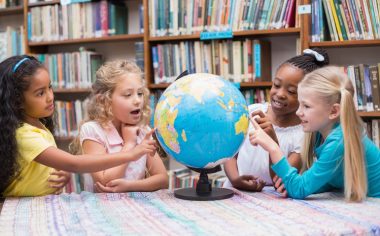 Cidadania: quando matérias como História, Geografia e Sociologia fazem parte do currículo escolar desde o ensino fundamental, os alunos aprendem sobre direitos e deveres. Foto: Getty Images.