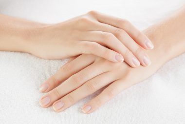 Ainda que não haja uma forma prática de medir o envelhecimento pelas unhas, é possível adotar cuidados que ajudam a mantê-las saudáveis. Foto: Getty Images.
