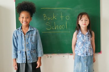 Além de ajudar na escola, o multilinguismo pode fortalecer os laços familiares em comunidades onde diferentes gerações falam idiomas distintos. Foto: Getty Images.