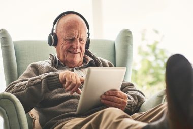 As músicas contam muitas histórias que atravessam os auto-falantes e chegam às telonas. Foto: Getty Images.