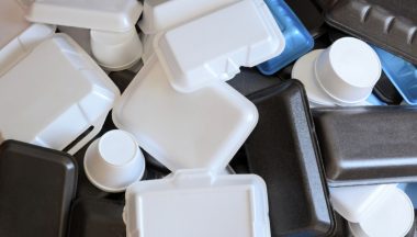Por ser volumoso e leve, o isopor ocupa muito espaço em aterros sanitários, o que dificulta sua gestão. Foto: Getty Images.
