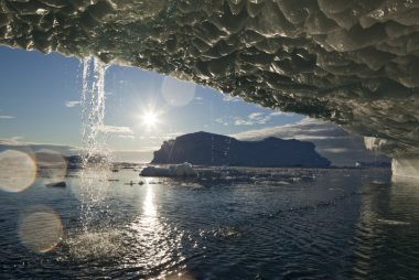 O aumento do nível do mar é uma das principais consequências das mudanças climáticas, ameaçando de forma significativa comunidades costeiras de todo o mundo. Foto: Getty Images.
