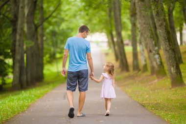 Um passeio no parque não é apenas uma atividade de lazer, mas um investimento na relação entre pai e filha. Foto: Getty Images.