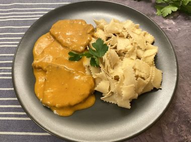 Paprika schnitzel em um um molho quente e condimentado à base de páprica doce, creme de leite (ou nata) e, às vezes, pimentões salteados. Foto: Getty Images.