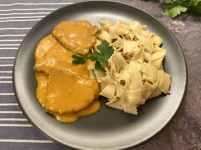 Paprika schnitzel em um um molho quente e condimentado à base de páprica doce, creme de leite (ou nata) e, às vezes, pimentões salteados. Foto: Getty Images.