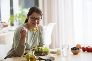 Comer devagar é importante, pois nosso estômago leva de 15 a 20 minutos para avisar ao cérebro que está cheio. Foto: Getty Images.