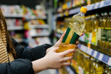 O óleo de canola tem altos teores de ômega 3 e 6, enquanto o de milho oferece vitamina E, antioxidante que protege as células. Foto: Getty Images.