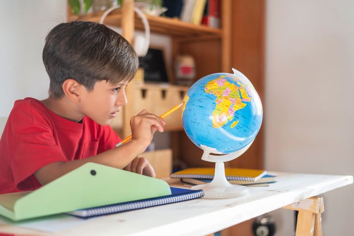 Geografia ajuda a desenvolver a cidadania crítica, que vai além do simples cumprimento de direitos e deveres. Foto: Getty Images.