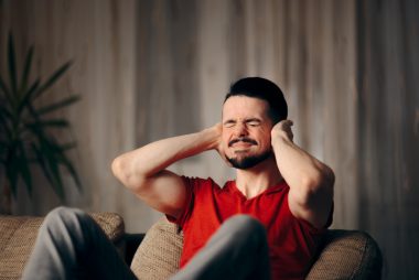 Se a exposição for constante e por muito tempo, o barulho e som alto estão associados a problemas graves, como hipertensão, infarto, AVC, ansiedade, depressão e até mesmo comprometimento cognitivo. Foto: Getty Images.