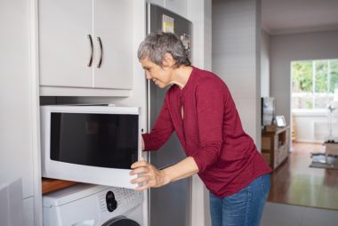 O micro-ondas pode transformar a vida na cozinha de quem não tem muito tempo. Foto: Getty Images.