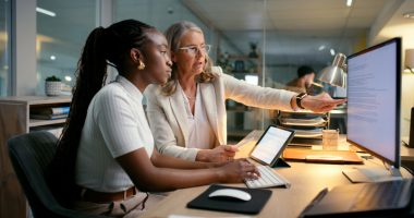 O estágio conta pontos no currículo e pode fazer diferença na hora de concorrer a uma vaga de emprego. Foto: Getty Images.