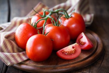 Ao contrário de outros frutos que possuem a mesma substância, o tomate, quando cozido para molhos, por exemplo, libera o licopeno, que é mais facilmente absorvido pelo organismo. Foto: Getty Images.