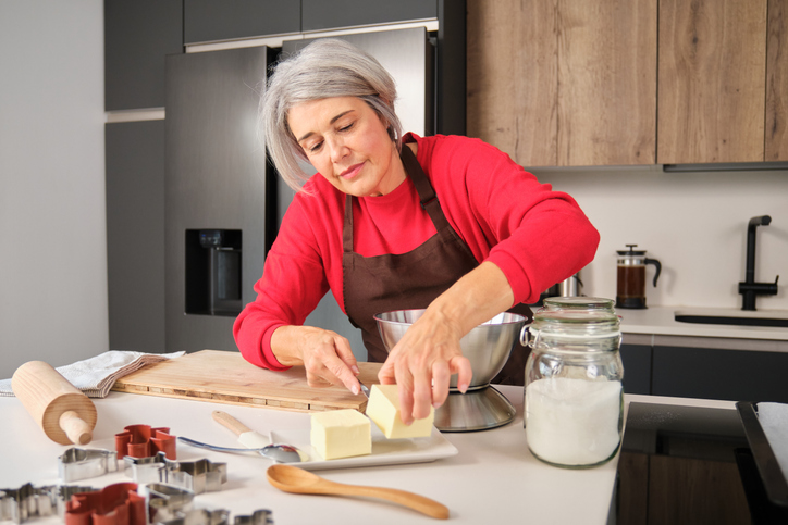 O consumo excessivo de manteiga, rica em gordura saturada, foi associado ao aumento no risco de doenças cardiovasculares e câncer, enquanto os óleos vegetais mostraram efeito protetor. Foto: Getty Images.