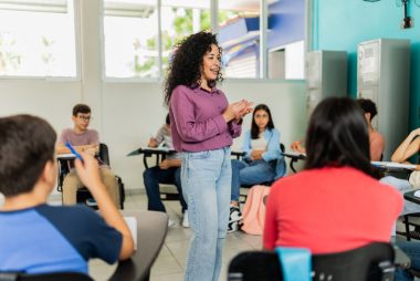 Conversar pode melhorar a compreensão e a habilidade de escrita dos alunos. Foto: Getty Images.