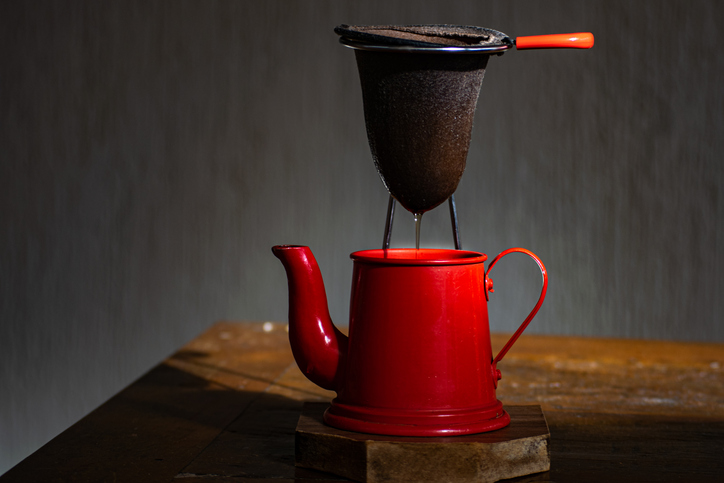 Jatos muito finos tendem a se fragmentar em gotículas, o que reduz a eficiência da mistura e resulta em um café menos forte. Foto: Getty Images.