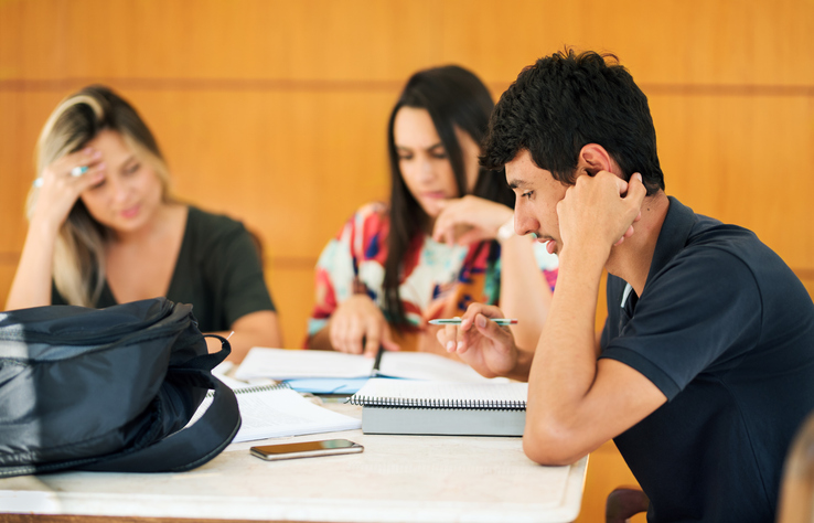 Experiências positivas nos primeiros anos dos cursos de exatas são fundamentais para fortalecer a confiança dos estudantes. Foto: Getty Images.