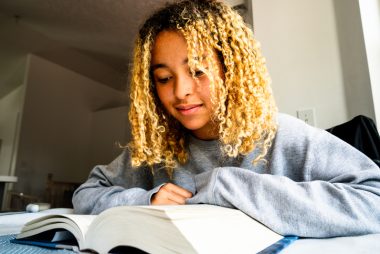 Muitos livros brasileiros retratam a história do nosso país e do nosso povo. Foto: Getty Images.