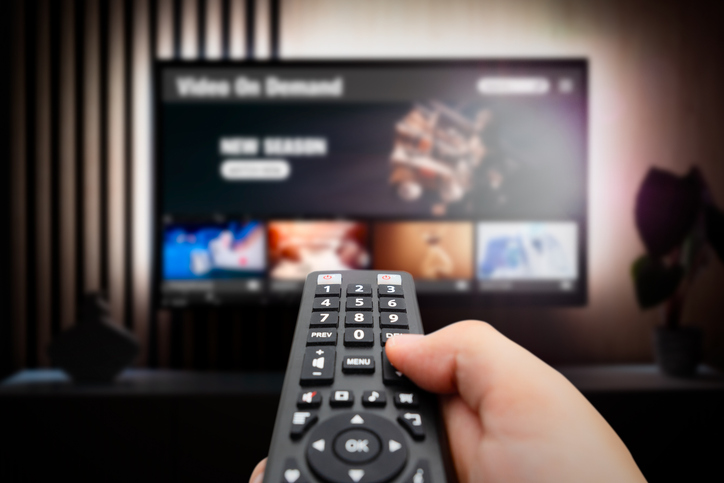 Algumas operadoras de telefonia, bancos digitais e cartões de crédito oferecem assinaturas de streaming como benefício. Foto: Getty Images.