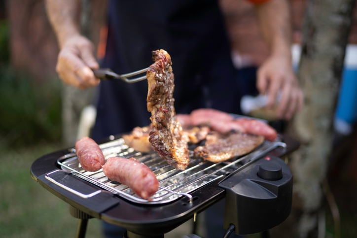 Se o churrasco for coletivo, uma boa ideia é dividir os gastos entre os participantes. Foto: Getty Images.