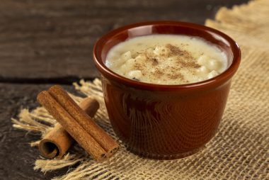 A canjica, também conhecida como mungunzá branco no Nordeste, é um doce que pede tempo na preparação. Foto: Getty Images.