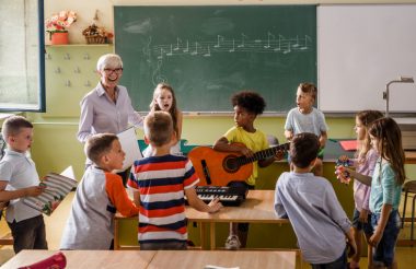 Apesar da obrigatoriedade do ensino de música na educação básica, a disciplina ainda é vista como secundária. Foto: Getty Images.