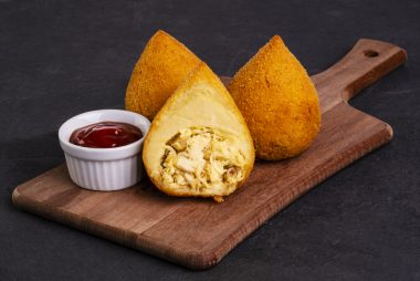 O segredo está na massa bem cozida e no óleo quente, para garantir crocância sem encharcar a coxinha. Foto: Getty Images.