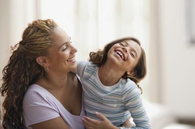 Maternidade afetuosa exerce influência em traços como abertura, conscienciosidade (tendência de uma pessoa para ser organizada e responsável) e amabilidade. Foto: Getty Images.