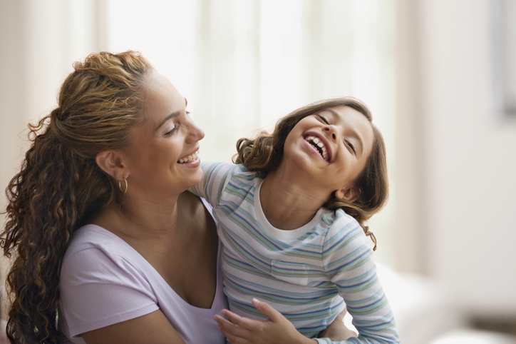 Maternidade afetuosa exerce influência em traços como abertura, conscienciosidade (tendência de uma pessoa para ser organizada e responsável) e amabilidade. Foto: Getty Images.