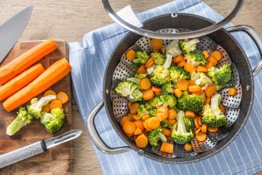 Se for cozinhar em água, é importante seguir algumas técnicas para manter os alimentos no ponto certo. Foto: Getty Images.