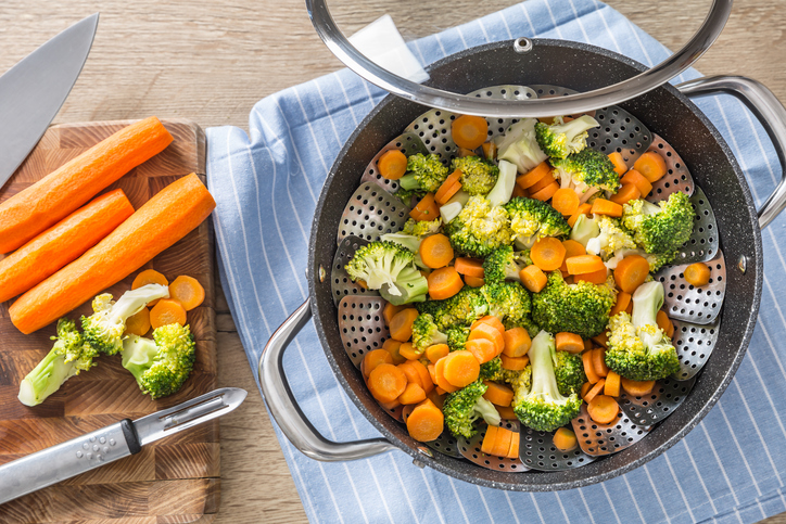 Se for cozinhar em água, é importante seguir algumas técnicas para manter os alimentos no ponto certo. Foto: Getty Images.