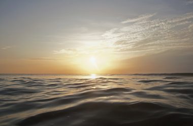 O calor dos oceanos aumenta a evaporação e libera mais vapor de água na atmosfera. Foto: Getty Images.
