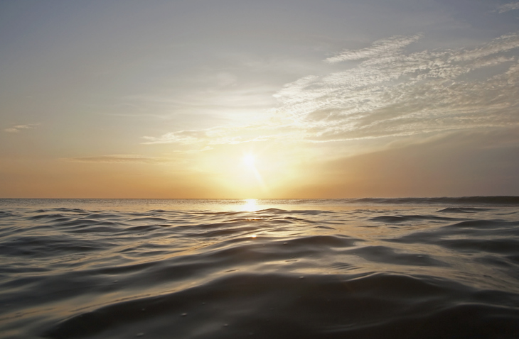 O calor dos oceanos aumenta a evaporação e libera mais vapor de água na atmosfera. Foto: Getty Images.