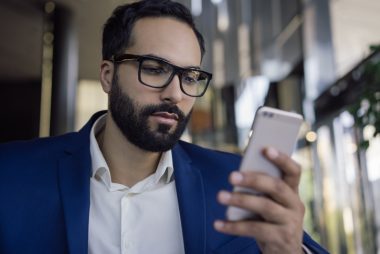 O mais importante é consultar seu extrato bancário com frequência e ter o controle das contas pagas no mês para evitar fraudes, golpes ou cobrança indevida. Foto: Getty Images.