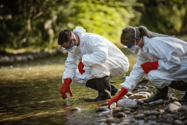 Exposição prolongada pode impulsionar a resistência aos antibióticos e prejudicar ecossistemas aquáticos. Foto: Getty Images.