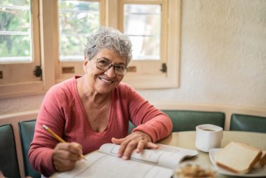 Alimentar a curiosidade pode ser simples: resolver palavras cruzadas e até ouvir um podcast. Foto: Getty Images.