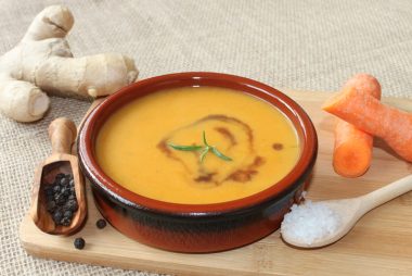 Variar os ingredientes e apostar em especiarias, texturas e toques regionais é a chave para transformar a sopa. Foto: Getty Images.