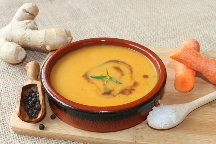 Variar os ingredientes e apostar em especiarias, texturas e toques regionais é a chave para transformar a sopa. Foto: Getty Images.